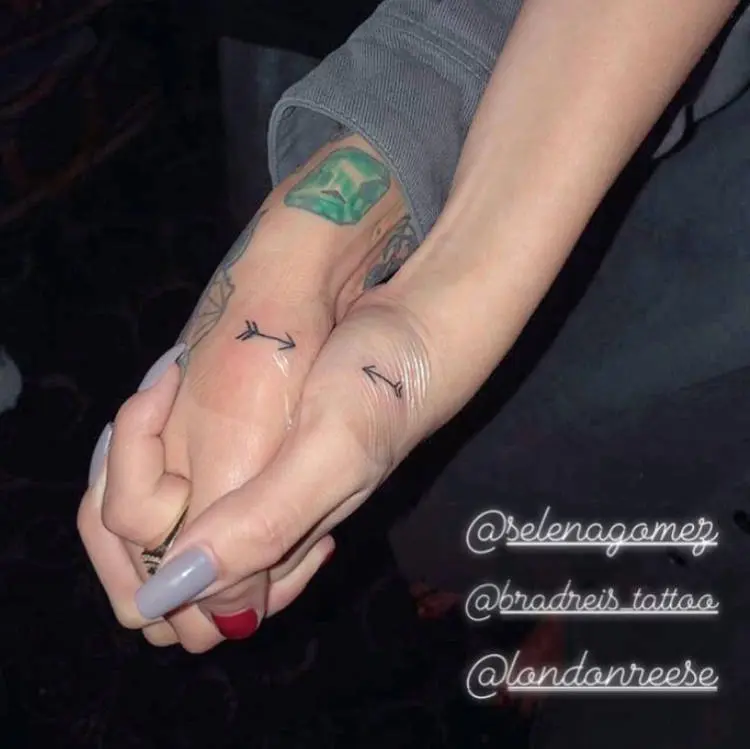 Foto da tatuagem de flecha de selena gomez e julia michaels