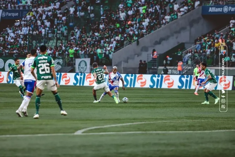 Defesa do Palmeiras , com Murilo, sofrendo ataque de um jogador do Fortaleza próximo à pequena área.