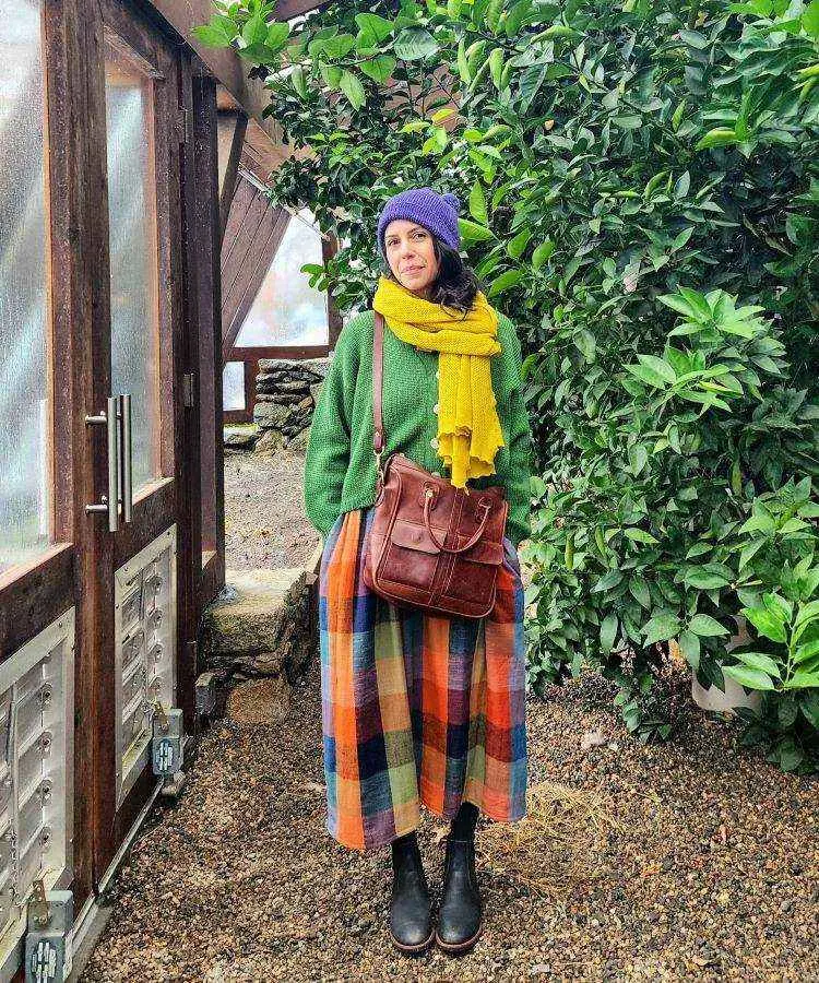 Look de inverno para torcer pelo Brasil: saia colorida, casaquinho de lã verde, cachecol amarelo e touca azul