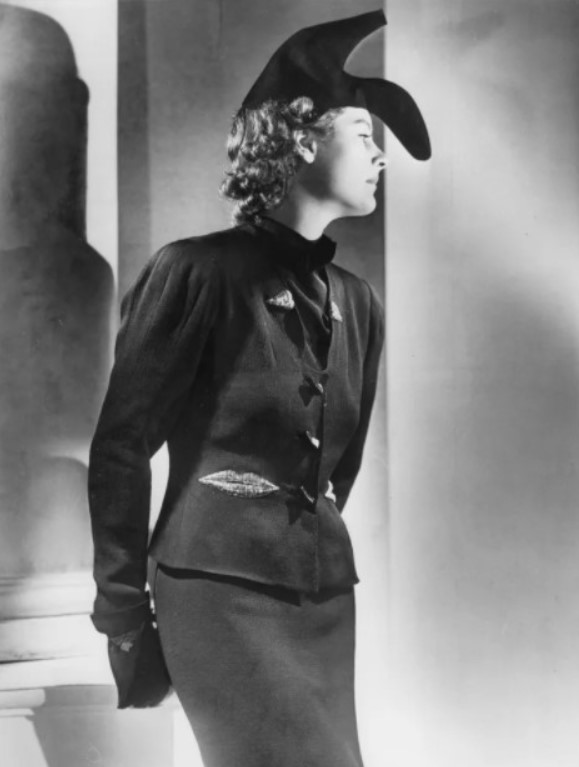 O chapéu-sapato criado por Elsa Schiaparelli e Salvador Dalí. 