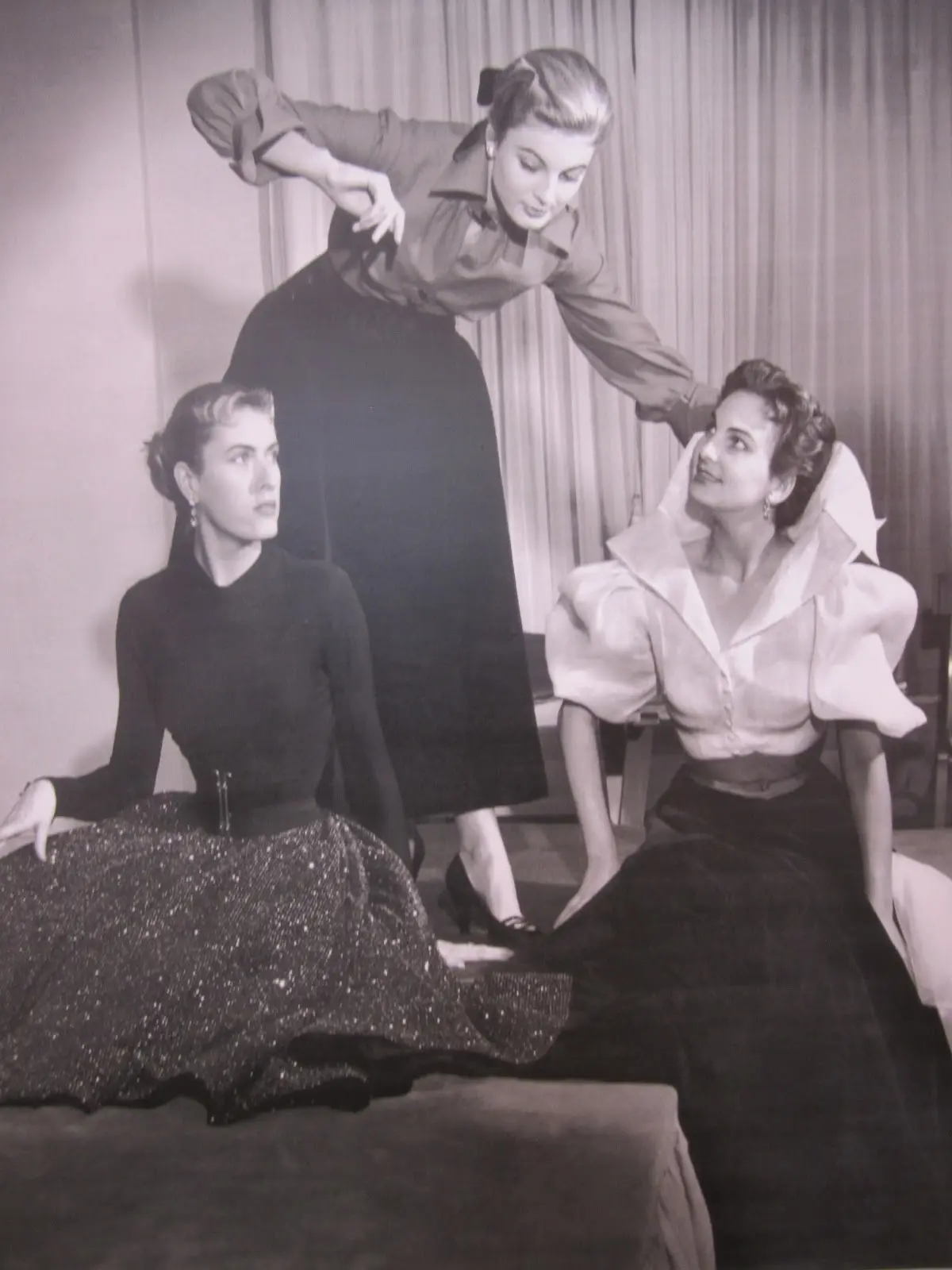 Modelos a posar durante um desfile na Casa Canadá. 