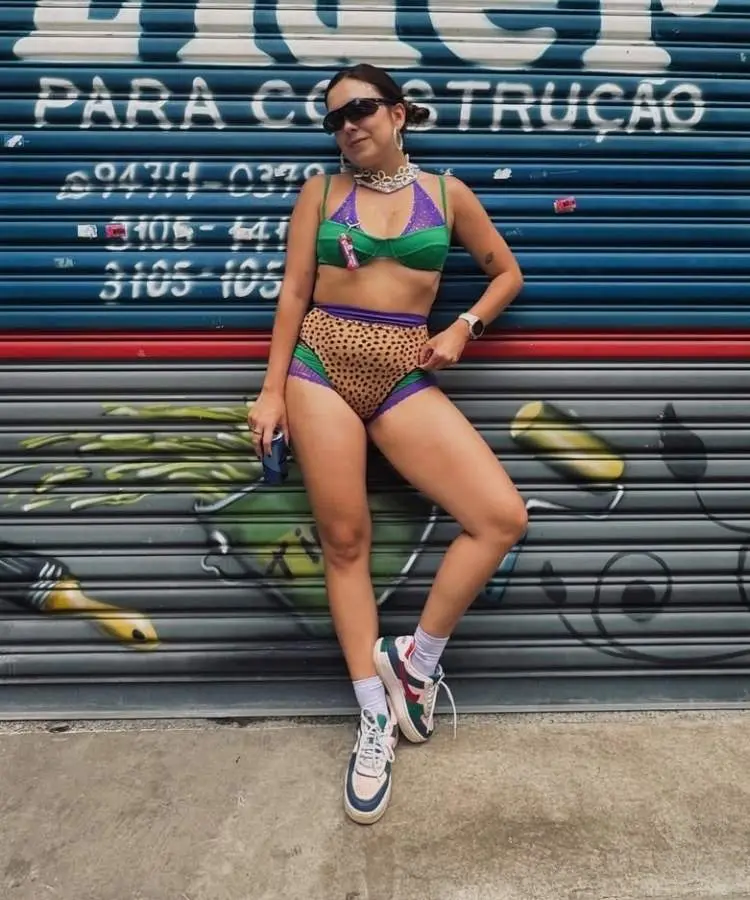 Mulher usando look selva chic com hot pant de oncinha, uma das tendências de Carnaval 2026