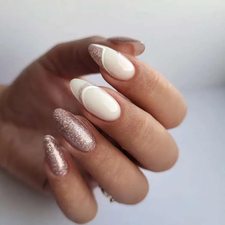 Unha amendoada decorada nas cores: branco, glitter rosé. Arte: francesinha natural
