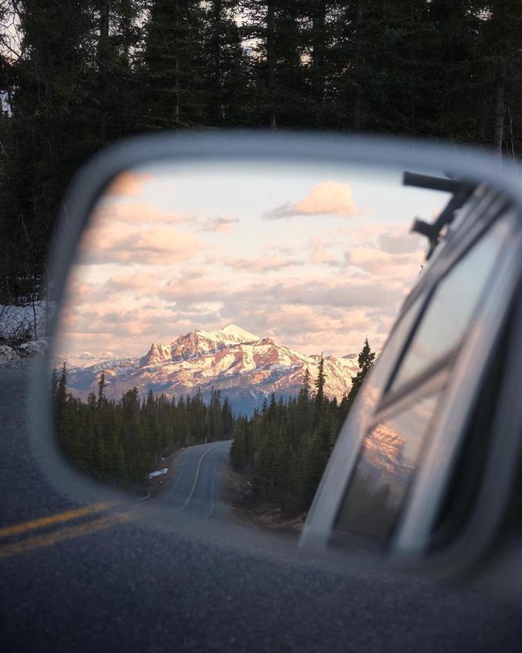 foto do retrovisor de carro, estrada com montanhas ao fundo