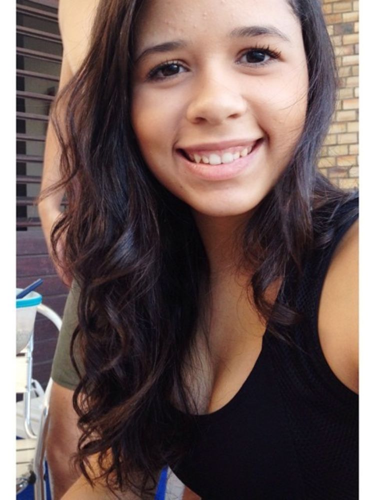 Selfie de Laura usando regata preta, sem lente de contato no dente e sem preenchimento