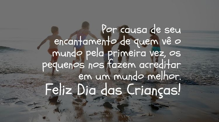 Foto de crianças brincando no mar e frase "Por causa de seu encantamento de quem vê o mundo pela primeira vez, os pequenos nos fazem acreditar em um mundo melhor. Feliz Dia das Crianças!"