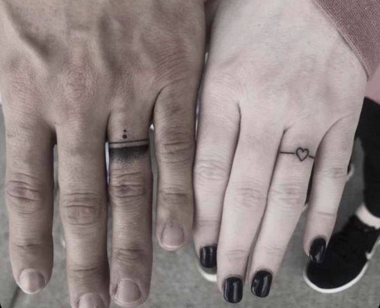 tattoo em forma de anel.