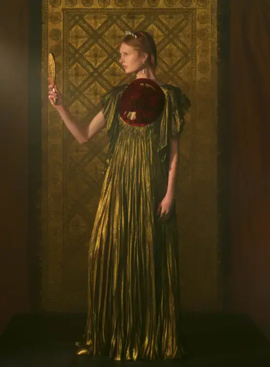 transmissão Dior vestido plissado dourado com bordado vermelho frente