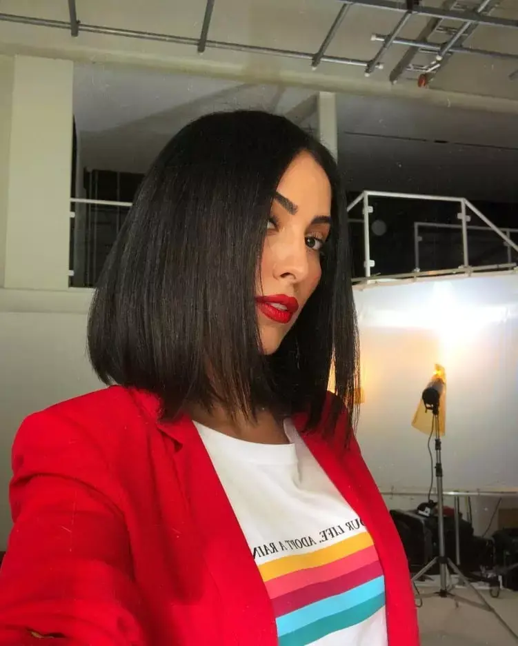 Outro tradicional corte de cabelo médio Jade Seba