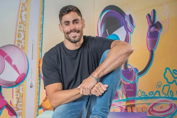 foto promocional de "Cara de Sapato" para o BBB 23. Ele usa blusa preta e calça jeans