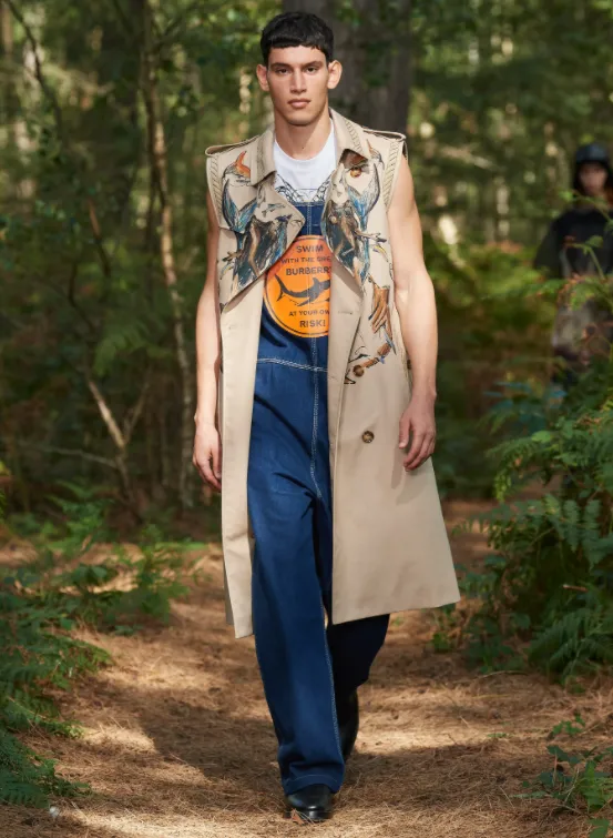 Jardineira, colete e regata Burberry
