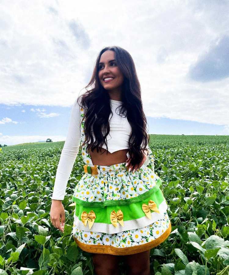 Look com cropped branco e saia verde junina