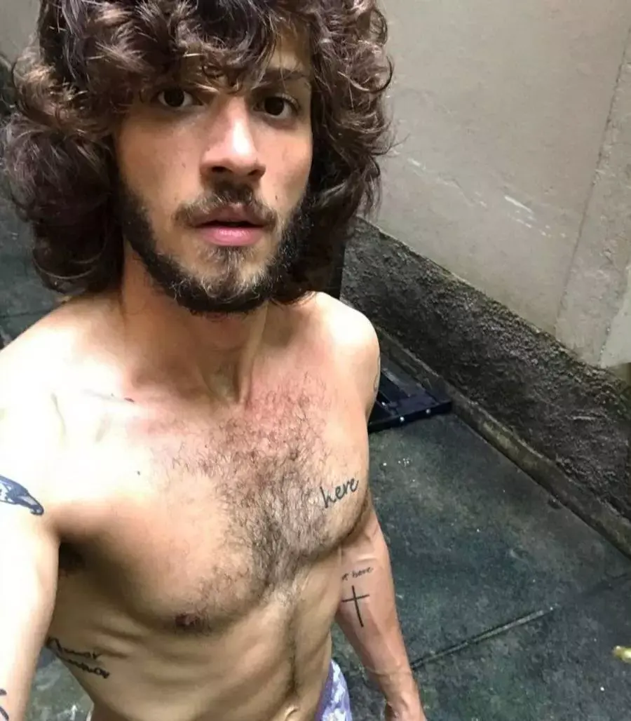 Foto de Chay Suede sem camisa em foto que mostra sua tattoo "amor humor"