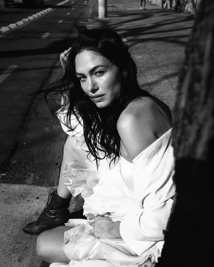 Mulher em foto preto e branco, na rua, tirada por Patrícia Magalhães, fotógrafa