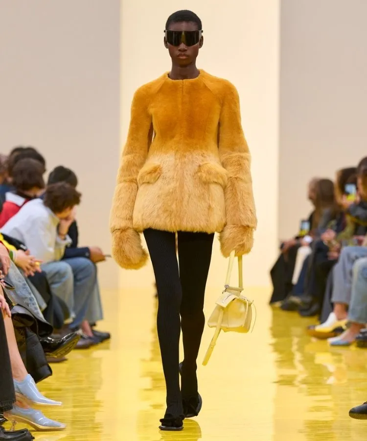 Foto de modelo na passarela usando vestido de pelúcia, uma das tendências da Semana de Moda de Paris Outono Inverno 2026