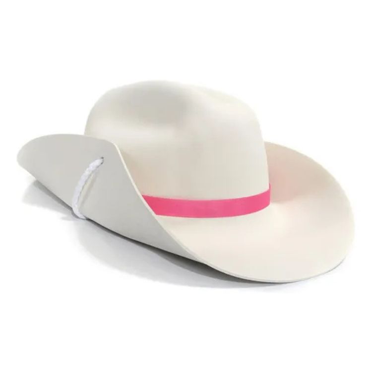Um chapéu de cowboy branco elegante com uma faixa rosa vibrante ao redor da base da copa e um cordão branco pendurado, ideal para um visual inspirado na Barbie.