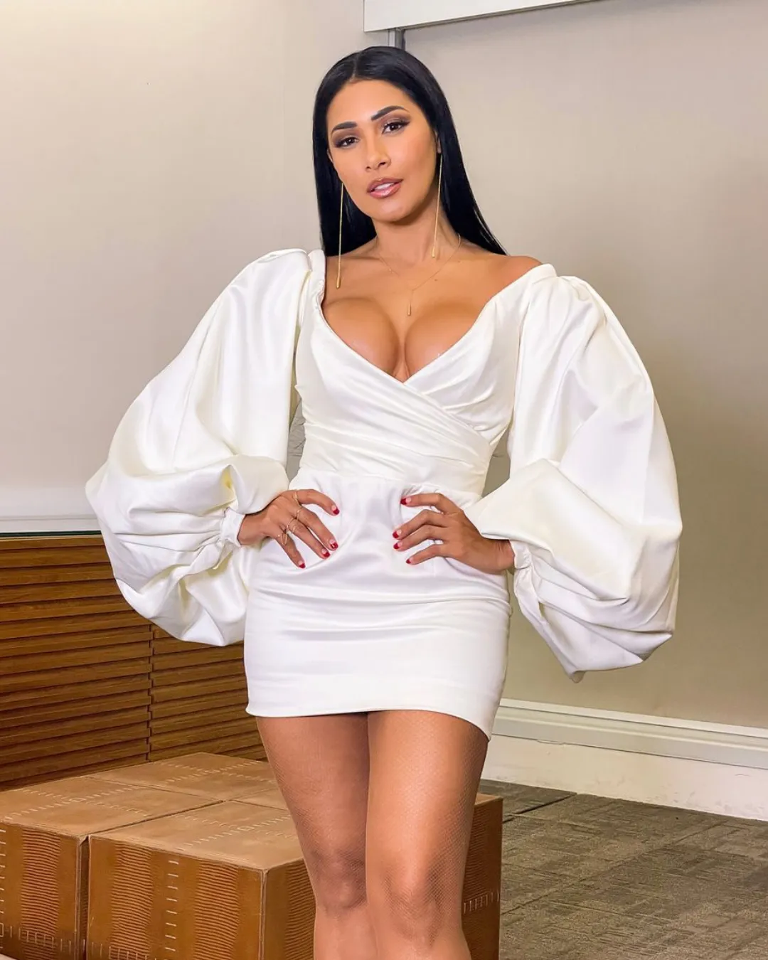 Looks com branco 2021: Simaria com vestido de setim