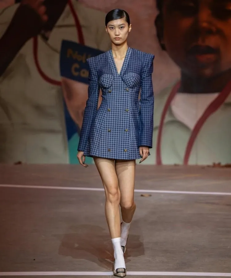 Foto de modelo usando look com estampa xadrez, uma das tendências da London Fashion Week Outono Inverno 2026