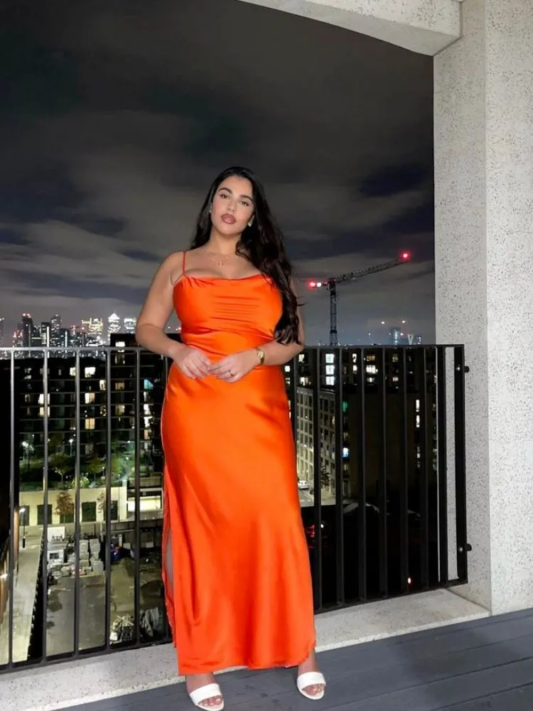 Mulher usando vestido de cetim laranja para casamento