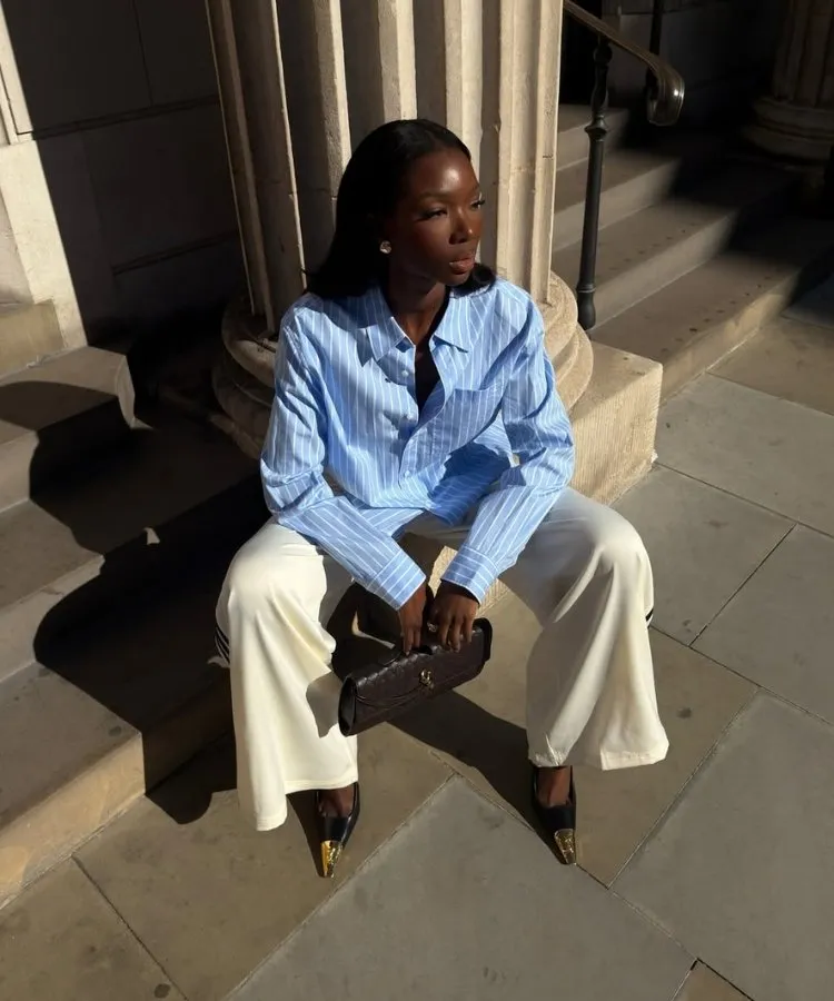 Foto de influencer usando look azul-claro, branco e marrom cores do Outono Inverno 2026