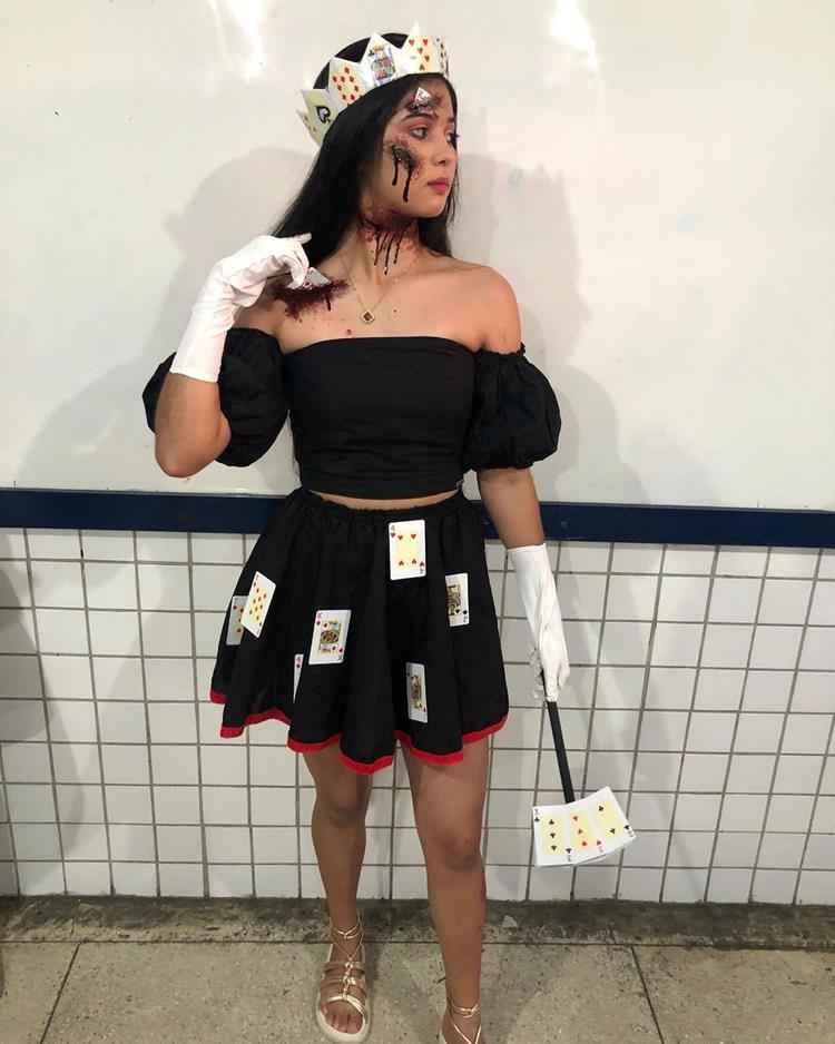 mulher com fantasia de rainha de copas