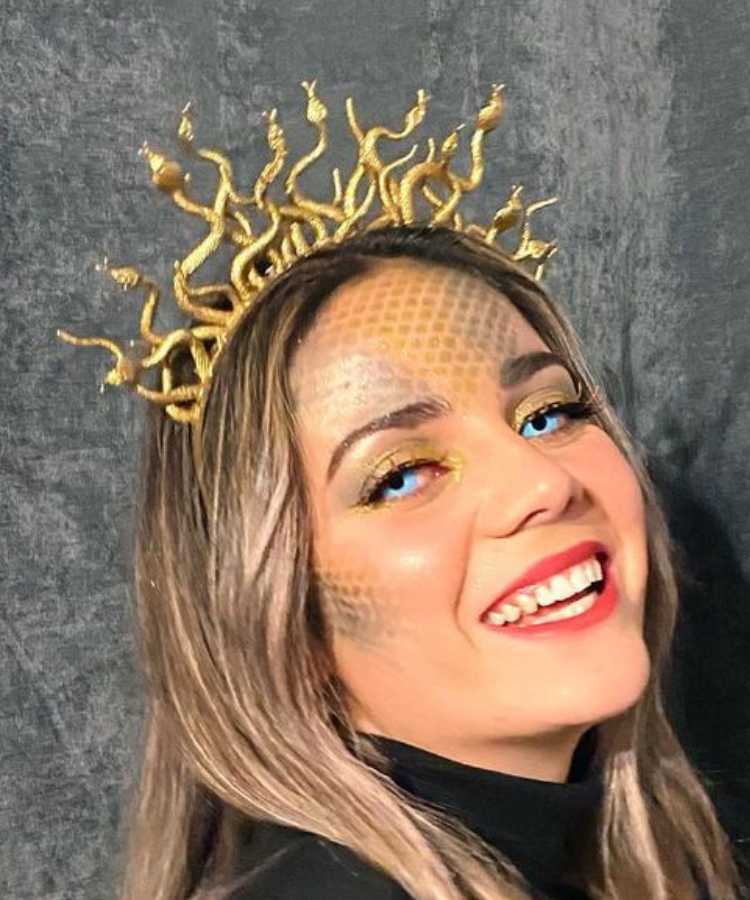 Mulher com tiara e maquiagem de Medusa para o Carnaval.