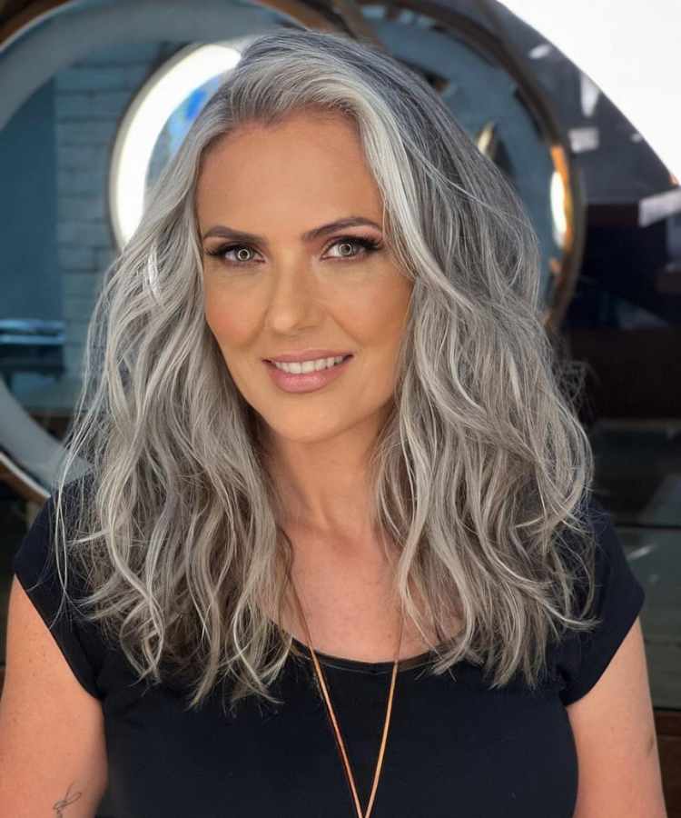 Corte de cabelo grisalho com camadas longo.