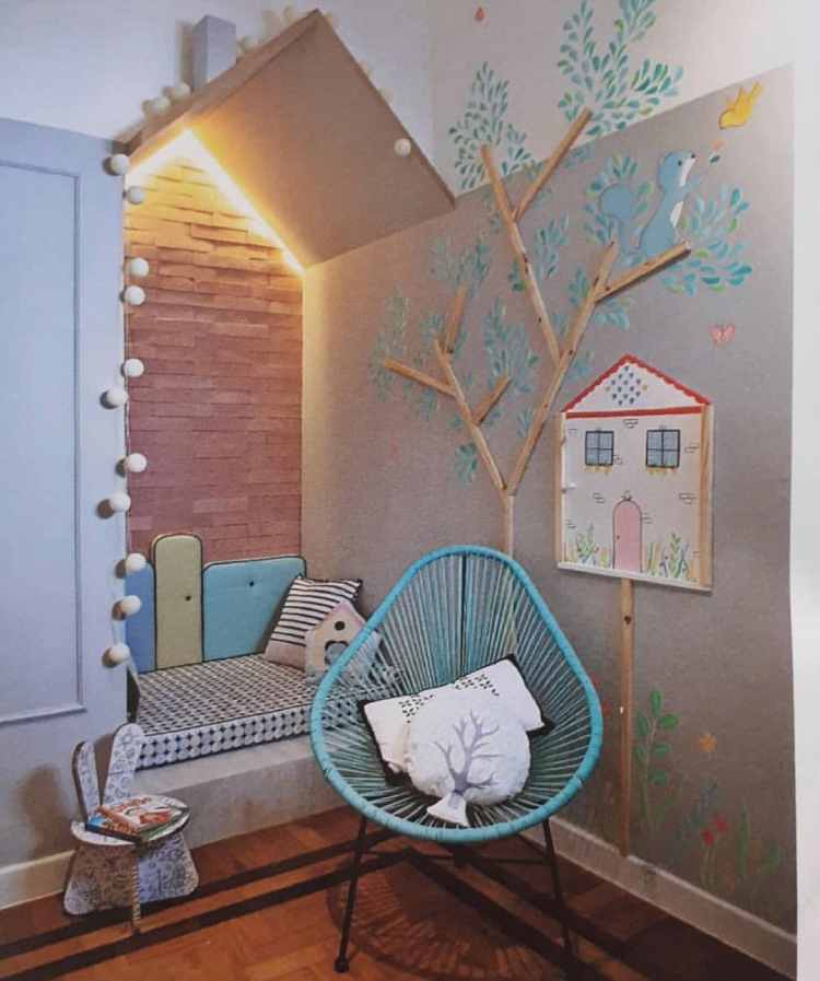 canto de quatro infantil com banco e formato de casa