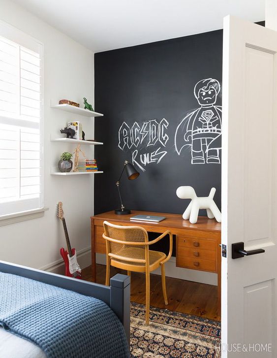 Quarto de menino com lousa