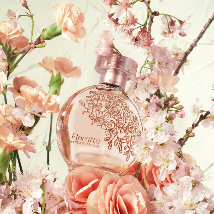 Um frasco de perfume "Floratta Cerejeira em Flor" de O Boticário, com um design arredondado e detalhes florais gravados. A imagem é adornada com flores de cerejeira e pêssego, evocando leveza e romantismo.

