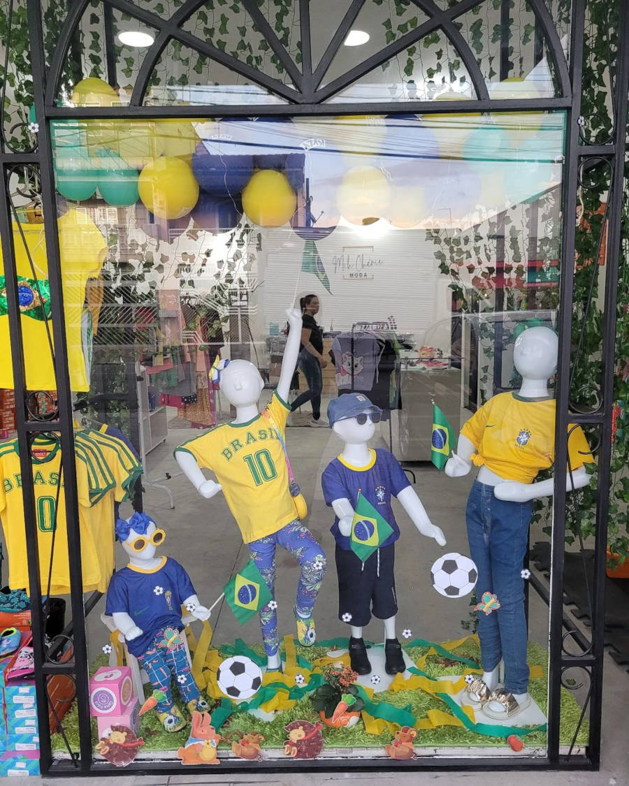 Vitrine da Copa para loja infantil.
