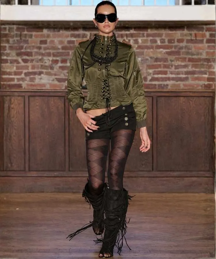 Foto de modelo usando look com meia-calça diferente, uma das tendências da London Fashion Week Outono Inverno 2026