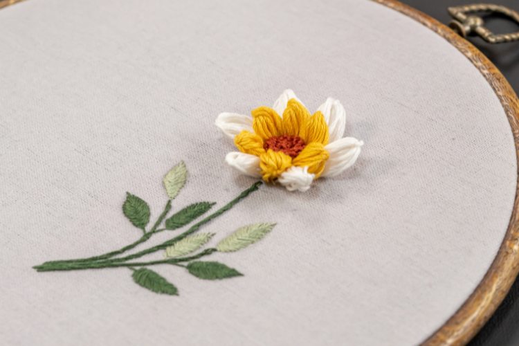 Quadro com flor bordada