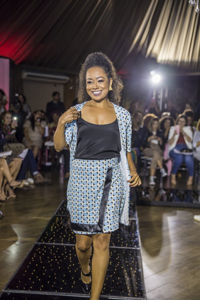 Desfile de Rosy Cordeiro. Rosy com saia com a mesma estampa da blusa.