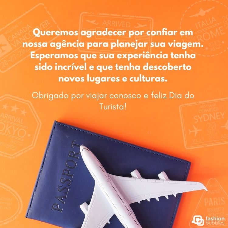 Cartão virtual de fundo laranja com passaporte e avião, além de frase "Queremos agradecer por confiar em nossa agência para planejar sua viagem. Esperamos que sua experiência tenha sido incrível e que tenha descoberto novos lugares e culturas. Obrigado por viajar conosco e feliz Dia do Turista!"