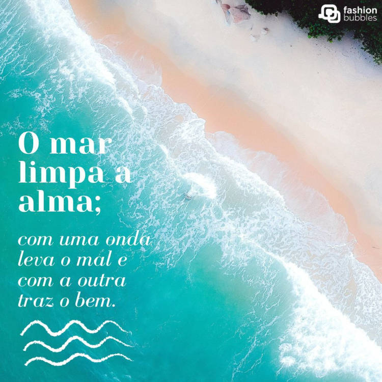 Foto de praia e frase: O mar limpa a alma; com uma onda leva o mal e com a outra traz o bem.