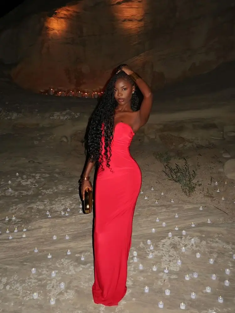 Mulher de pele negra usando vestido vermelho slim sem alças