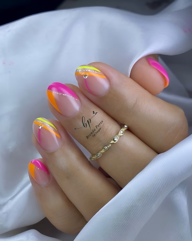Unhas em gel neon coloridas com glitter e pedraria (formato: redondo tamanho: curto)