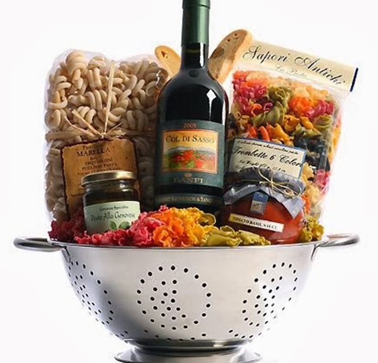 Cesta de dia dos pais feita com escorredor de macarrão, com vinho macarrão e molho dentro