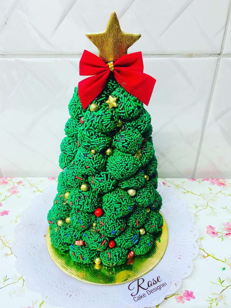 Árvore de Natal com brigadeiros enrolados no granulado verde.