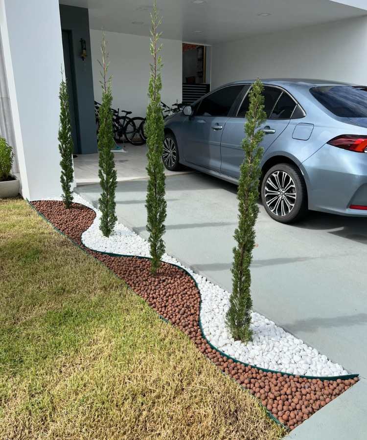 Jardim com pedra dolomita branca e argila em garagem de casa