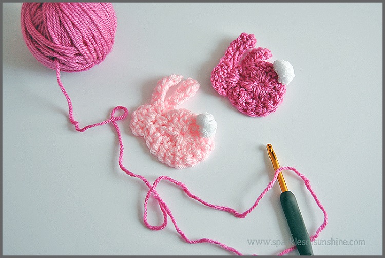 dois coelhinhos de crochê cor de rosa