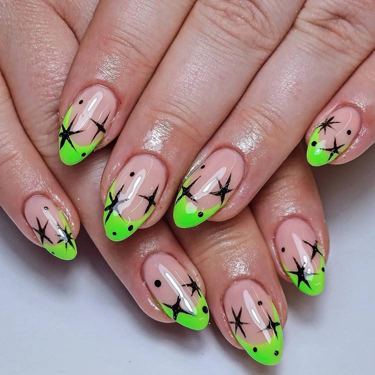 Unha para Carnaval com francesinha verde neon e estrelas e bolinhas pretas
