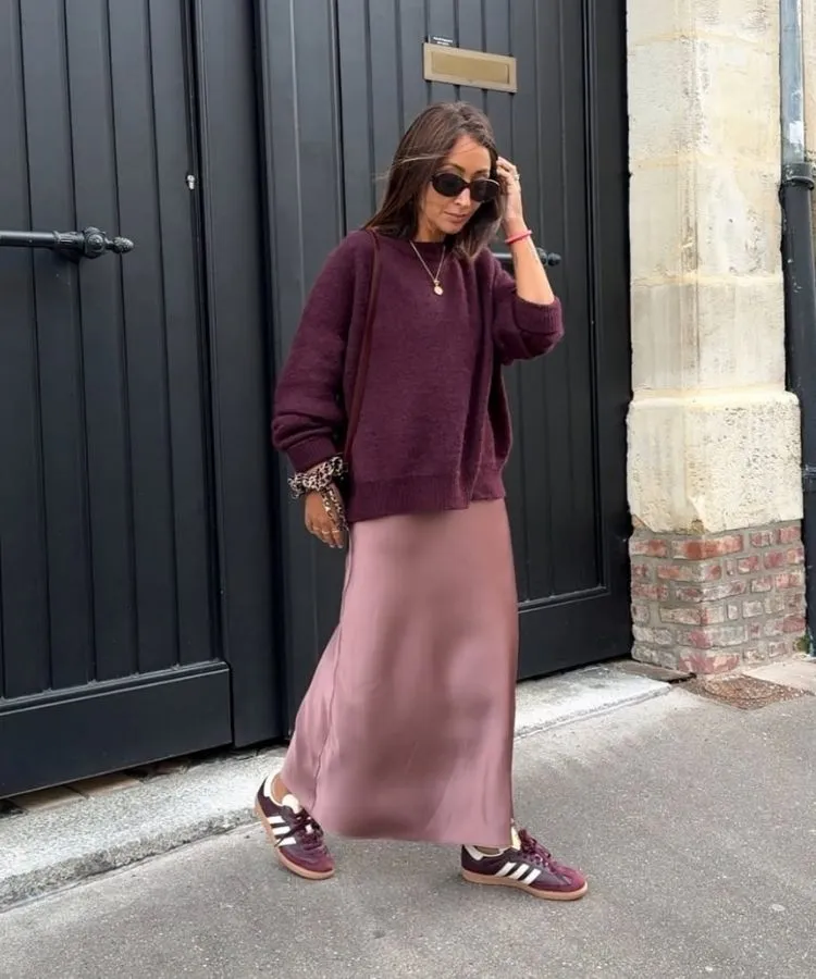 Foto de influencer usando look rosa-claro e vinho, cores do Outono Inverno 2026