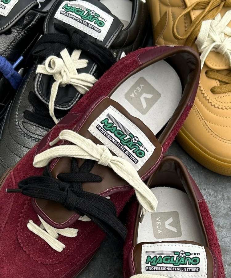 Foto do tênis modelo VEJA Panenko em collab com Magliano nas cores preto, vinho e amarelo