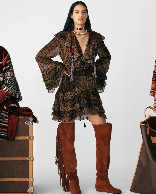 Vestido camadas de oncinha e botas com franjas.