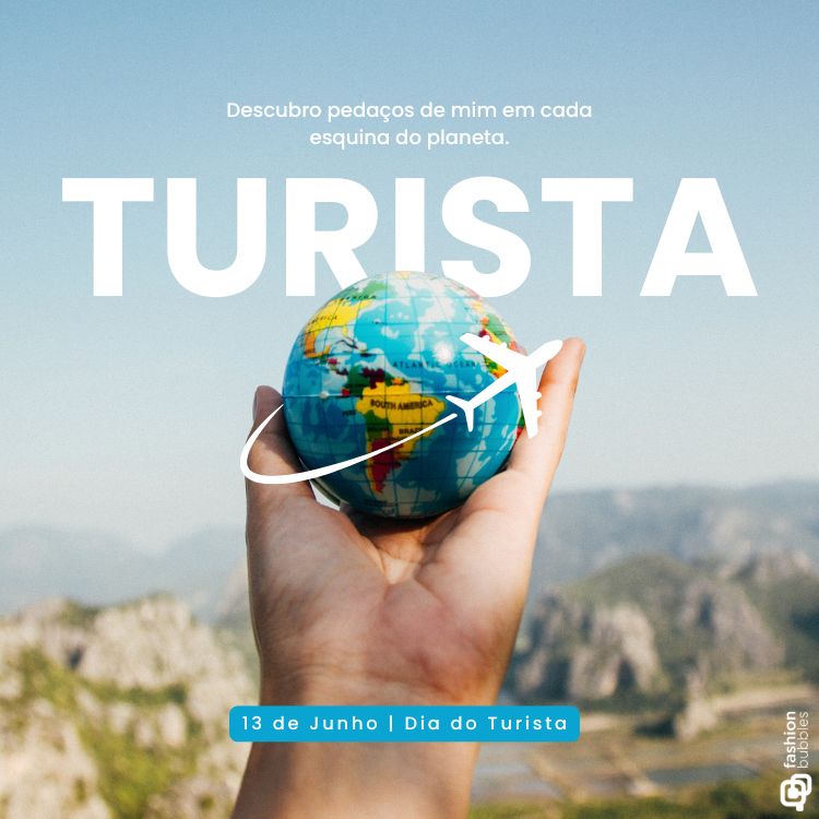 Mão segurando um pequeno globo terrestre, com um avião ilustrado sobrevoando. Ao fundo, paisagem montanhosa desfocada e céu azul. Texto: "Descubro pedaços de mim em cada esquina do planeta." Comemoração: 13 de Junho | Dia do Turista.
