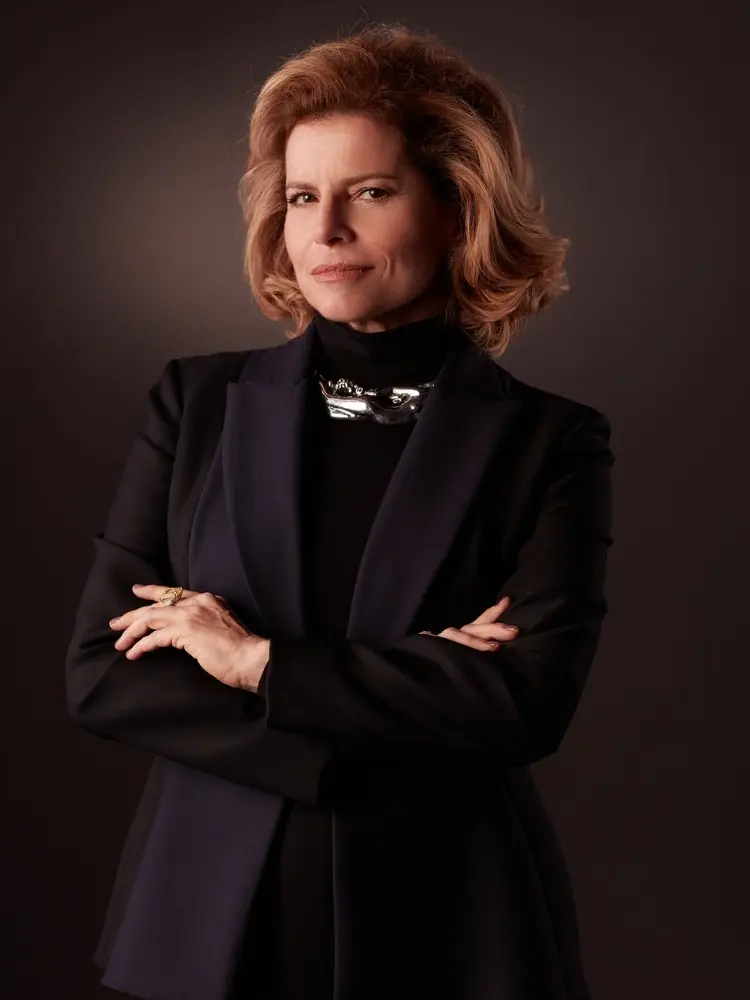 Débora Bloch de Odete Roitman, com roupas pretas 