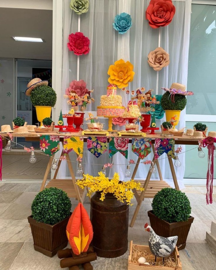 A imagem representa flores de papel em decoração de festa caipira