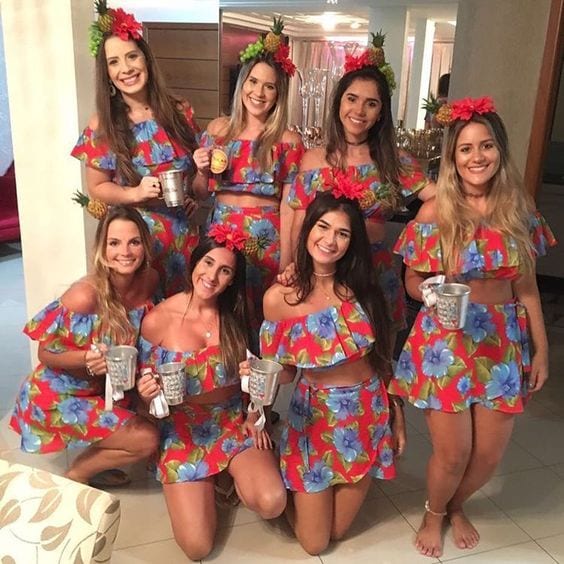 Mulheres com conjuntos trajes de festa junina de chita